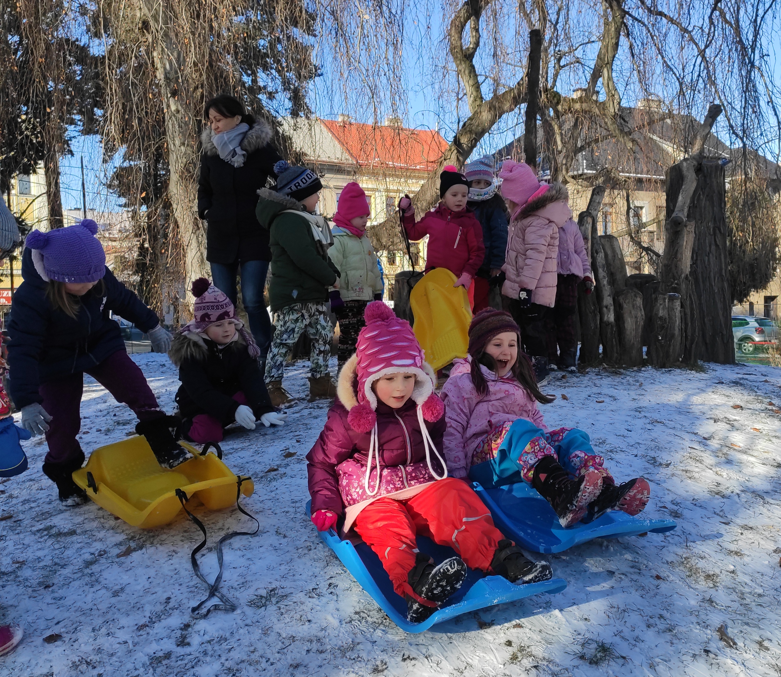 Děti ze Včeliček zkouší kvalitu sněhu :)