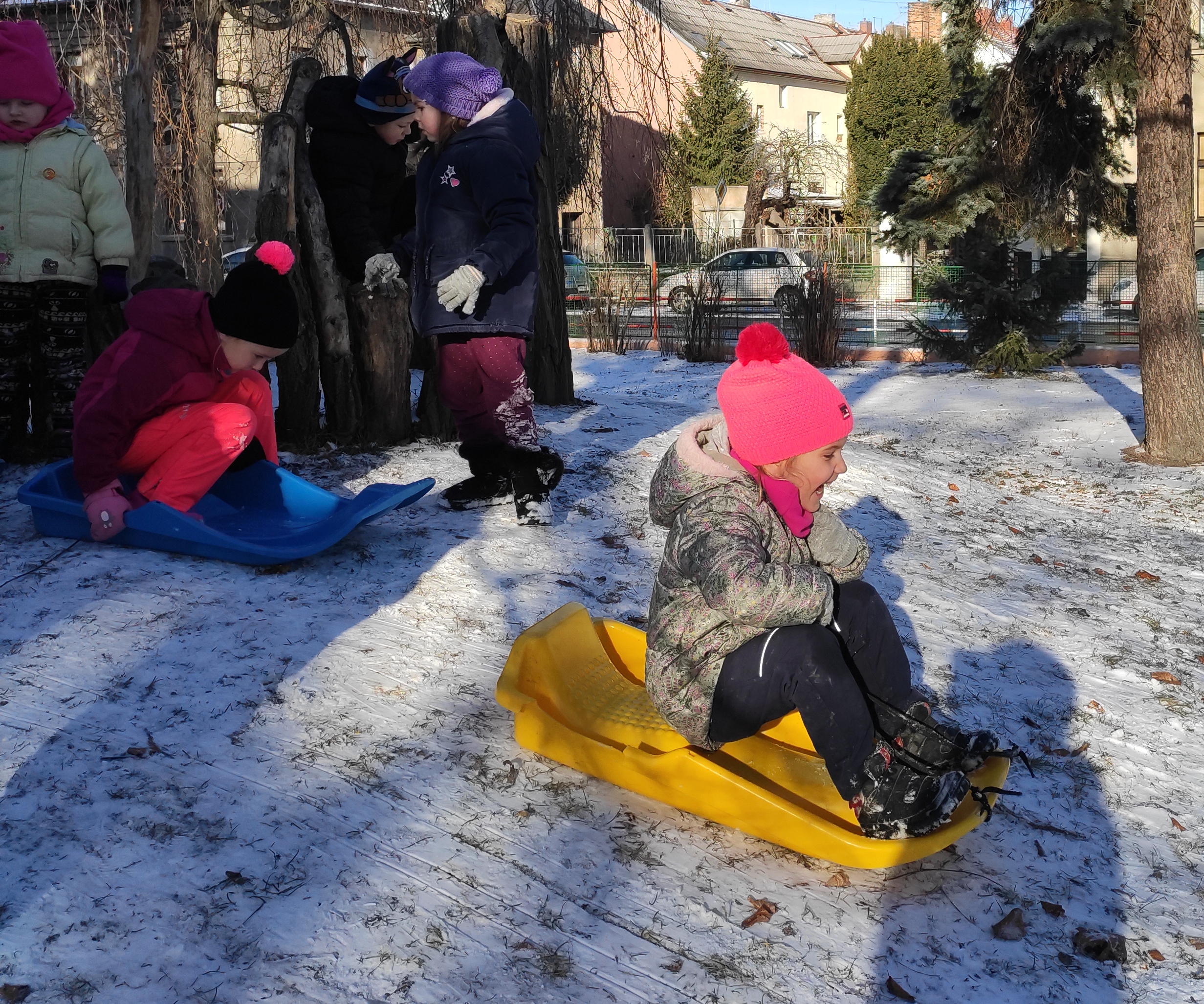 Děti ze Včeliček zkouší kvalitu sněhu :)